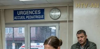 Posle 7 godina kao lekar urgentne medicine, ovaj devetogodišnjak mi je ledio krv u žilama U 3:14 ujutro, urgentno odeljenje je bilo toliko tiho da sam čuo kišu kako udara o vrata zone za ambulantna vozila. Na obali kiša zapravo i ne pada. Ona nalepljuje na prozore, crni parking, čini sve sjajnim i hladnim. Na pedijatriji su ostale samo plastične stolice, nekoliko umornih časopisa i kartonska čaša napola puna pored trijažnog pulta. Bio sam lekar urgentne medicine sedam godina, četiri meseca i dvanaest dana. Dovoljno dugo da prepoznam strah. I dovoljno dugo da prepoznam i nešto drugo: razdraženost odrasle osobe koja bi radije bila bilo gde samo ne pored povređenog deteta. Kada su se automatska vrata otvorila, čovek koji je ušao nije delovao uspaničeno. Delovao je uznemireno. Visok, pokisao do ramena, sa radnom jaknom iz koje je curilo, osušenim blatom na cipelama, čvrsto je držao levi zglob dečaka u sivom duksu. Dete je pokušavalo da ga prati, patike su mu klizile po mokrom podu, ali čovek nije usporavao. Sara, moja najiskusnija trijažna medicinska sestra, prva je podigla pogled.
