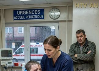 Posle 7 godina kao lekar urgentne medicine, ovaj devetogodišnjak mi je ledio krv u žilama U 3:14 ujutro, urgentno odeljenje je bilo toliko tiho da sam čuo kišu kako udara o vrata zone za ambulantna vozila. Na obali kiša zapravo i ne pada. Ona nalepljuje na prozore, crni parking, čini sve sjajnim i hladnim. Na pedijatriji su ostale samo plastične stolice, nekoliko umornih časopisa i kartonska čaša napola puna pored trijažnog pulta. Bio sam lekar urgentne medicine sedam godina, četiri meseca i dvanaest dana. Dovoljno dugo da prepoznam strah. I dovoljno dugo da prepoznam i nešto drugo: razdraženost odrasle osobe koja bi radije bila bilo gde samo ne pored povređenog deteta. Kada su se automatska vrata otvorila, čovek koji je ušao nije delovao uspaničeno. Delovao je uznemireno. Visok, pokisao do ramena, sa radnom jaknom iz koje je curilo, osušenim blatom na cipelama, čvrsto je držao levi zglob dečaka u sivom duksu. Dete je pokušavalo da ga prati, patike su mu klizile po mokrom podu, ali čovek nije usporavao. Sara, moja najiskusnija trijažna medicinska sestra, prva je podigla pogled.
