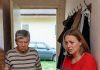 Moja svekrva je obrijala moju osmogodišnju ćerku do glave i blokirala vrata kada sam pokušala da izađem. „Kosa ponovo raste”, rekla je ona, a moj muž je to nazvao disciplinom. Odvela sam Medou pravo kod doktora, a zatim podnela papire za starateljstvo. Kada sam tog utorka popodne pokupila Medou, očekivala sam lepljivo lice, previše bombona i još jedno predavanje od Džudit o tome kako deci treba više strukture. Umesto toga, zatekla sam svoju ćerku kako sedi na podu u sobi za goste, sa kolenima čvrsto priljubljenim uz grudi. Njena zlatna kosa—kosa koju je pustila još od vrtića—prekrivala je tepih oko nje. Duge pramenove su se lepile za njenu majicu i bosa stopala. Šišačica je ostavila neravnu strnjiku po njenom temenu, a koža pored jednog uva bila je crvena tamo gde ju je sečivo zakačilo.