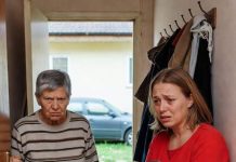 Moja svekrva je obrijala moju osmogodišnju ćerku do glave i blokirala vrata kada sam pokušala da izađem. „Kosa ponovo raste”, rekla je ona, a moj muž je to nazvao disciplinom. Odvela sam Medou pravo kod doktora, a zatim podnela papire za starateljstvo. Kada sam tog utorka popodne pokupila Medou, očekivala sam lepljivo lice, previše bombona i još jedno predavanje od Džudit o tome kako deci treba više strukture. Umesto toga, zatekla sam svoju ćerku kako sedi na podu u sobi za goste, sa kolenima čvrsto priljubljenim uz grudi. Njena zlatna kosa—kosa koju je pustila još od vrtića—prekrivala je tepih oko nje. Duge pramenove su se lepile za njenu majicu i bosa stopala. Šišačica je ostavila neravnu strnjiku po njenom temenu, a koža pored jednog uva bila je crvena tamo gde ju je sečivo zakačilo.