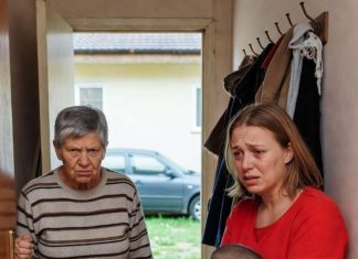Moja svekrva je obrijala moju osmogodišnju ćerku do glave i blokirala vrata kada sam pokušala da izađem. „Kosa ponovo raste”, rekla je ona, a moj muž je to nazvao disciplinom. Odvela sam Medou pravo kod doktora, a zatim podnela papire za starateljstvo. Kada sam tog utorka popodne pokupila Medou, očekivala sam lepljivo lice, previše bombona i još jedno predavanje od Džudit o tome kako deci treba više strukture. Umesto toga, zatekla sam svoju ćerku kako sedi na podu u sobi za goste, sa kolenima čvrsto priljubljenim uz grudi. Njena zlatna kosa—kosa koju je pustila još od vrtića—prekrivala je tepih oko nje. Duge pramenove su se lepile za njenu majicu i bosa stopala. Šišačica je ostavila neravnu strnjiku po njenom temenu, a koža pored jednog uva bila je crvena tamo gde ju je sečivo zakačilo.