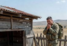 Posle dve godine u inostranstvu, vratio sam se kući očekujući zagrljaj svoje supruge—ali zatekao sam svoje ostarele roditelje kako spavaju u kokošinjcu, izudarane, gladne i preplašene.