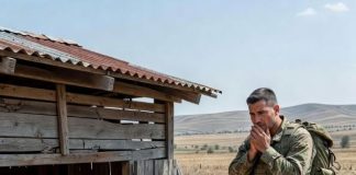 Posle dve godine u inostranstvu, vratio sam se kući očekujući zagrljaj svoje supruge—ali zatekao sam svoje ostarele roditelje kako spavaju u kokošinjcu, izudarane, gladne i preplašene.