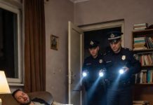 Jedna devojčica je pozvala 911 plačući: “Tatin zmaj je toliko veliki da me jako boli!” – Policija je odmah izašla na teren i po dolasku otkrila užasnu istinu. “911, koji je vaš hitan slučaj?”