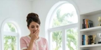 Imao sam samo 18 dolara i nikoga ko bi čuvao moju osmomesečnu ćerku, pa sam je poneo na posao — satima kasnije, moj bivši, njegova majka i moj menadžer pokušali su da mi je oduzmu… Ali nisu očekivali da će se vlasnik restorana probuditi sa mojom devojčicom koja mirno spava u njegovom naručju Vrata koja nijedan zaposleni nikada nije smeo da otvori „Žena koja krije svoju bebu među restoranskim zalihama nema pravo da sebe naziva odgovornom majkom.” Rochelle Pierce je govorila dovoljno glasno da je svi u kuhinji čuju. Stajala je u servisnom hodniku restorana Harbor & Ash, jednog od najekskluzivnijih restorana u Sijetlu, sa prekrštenim rukama na svojoj skrojenoj crnoj jakni. Na njenom licu nije bilo brige. Samo tihog zadovoljstva. „Kada gospodin Calloway dođe gore, bićete otpušteni”, nastavila je. „I lično ću se pobrinuti da otac deteta čuje tačno šta ste uradili.” Dvadesetsedmogodišnja Brielle Dawson jedva da je čula ijednu reč. Njena osmomesečna ćerka je nestala. Manje od sat vremena ranije, mala Elodie je mirno spavala u čistom uglu sobe za odlaganje posteljine. Brielle je prostrla presavijeno ćebe na pod, pomerila svaki težak predmet van domašaja i proverila je dvaput tokom rane večernje smene. Sada je ćebe bilo prazno. Vrata sobe za odlaganje stajala su otvorena. Na kraju hodnika, još jedna vrata su takođe bila ostavljena otvorena. Bila su to tamna drvena vrata koja su vodila u privatnu kancelariju Everetta Callowaya ispod restorana. Zaposlenima nikada nije bilo dozvoljeno da idu dole. Brielle nije stala da razmišlja. Projurila je pored Rochelle i požurila niz stepenice, čvrsto se držeći za rukohvat dok je strah stezao njene grudi. Na dnu je zatekla vrata kancelarije delimično otvorena. Unutra je Everett Calloway mirno sedeo u kožnoj fotelji… Sa malom Elodie koja je mirno spavala na njegovim grudima. Majka bez lakog odgovora Tog jutra, Brielle je probudila pre izlaska sunca poruka od gospođe Keene, penzionisane učiteljice koja je obično čuvala Elodie dok je Brielle radila. Gospođa Keene je zvučala iscrpljeno i duboko izvinjavajuće. „Žao mi je, dušo”, rekla je. „Moj lekar želi da ostanem kod kuće i odmorim se danas. Mislim da ne mogu bezbedno da čuvam bebu.” Brielle je odmah počela da zove sve kojih se mogla setiti. Jedna osoba se nikada nije javila. Druga je tražila dvesta dolara da čuva Elodie popodne. Treća je rekla da bi možda mogla sledeće nedelje — ali ne tog dana. Brielle je otvorila svoju bankarsku aplikaciju. Njeno stanje je pokazivalo 18,46 dolara. Kirija je dospevala za pet dana. Već je dva puta zakasnila na posao zbog odloženih autobusa i Elodieinih lekarskih pregleda. Još jedna propuštena smena mogla ju je koštati posla koji je plaćao njihov stan, namirnice i formulu za bebe. Skoro sat vremena, Brielle je sedela na ivici kreveta držeći svoju ćerku, pokušavajući da smisli neko drugo rešenje. Nijedno nije došlo.
