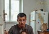 “Sestra mi je ostavila svoju petogodišnju ćerku na tri dana, a ja sam mislio da samo treba da pustim crtaće i podgrejem gotovo jelo. Ali prve večeri, kada sam pred nju stavio činiju domaće dinstane govedine, mala nije ni dotakla kašiku. Drhtala je u žutom svetlu moje kuhinje, dok je miris mesa, šargarepe i krompira polako dizao iz šerpe. U stepeništu se tajmer upravo ugasio tihim pucnjem. Onda me je pogledala i šapnula: „Čika… da li ja danas smem da jedem?“ Zovem se Tomas, a sestra Polin me je zamolila da čuvam njenu ćerku Leu, jer je odlazila na tri dana na službeni put. „Samo tri dana“, rekla mi je na odmorištu, sa malim koferom u jednoj ruci i telefonom u drugoj. „Znaš kako: lagana večera, bez slatkiša, i naročito, ne dozvoli joj da pravi scene.“ Lea je bila pripijena uz njenu nogu. Nije plakala. Upravo je to bilo najčudnije. Stiskala se uz nju kao dete koje ne želi da je odvoje, ne od besa, već od straha od onoga što dolazi. Polin se sagnula, brzo je poljubila u čelo, pa šapnula: „Budi dobra. Ne osramoti svoju majku.“ Zatim je otišla. Vrata su se zatvorila. Lea je ostala okrenuta ka praznom hodniku, sa svojim malim rančićem još na ramenima. „Hoćeš da gledaš crtać?“ upitao sam. Klimnula je glavom, ali pre nego što je selo na kauč, upitala je: „Da li ja smem da sednem ovde?“ To me je zabolilo u srcu.”