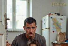 “Sestra mi je ostavila svoju petogodišnju ćerku na tri dana, a ja sam mislio da samo treba da pustim crtaće i podgrejem gotovo jelo. Ali prve večeri, kada sam pred nju stavio činiju domaće dinstane govedine, mala nije ni dotakla kašiku. Drhtala je u žutom svetlu moje kuhinje, dok je miris mesa, šargarepe i krompira polako dizao iz šerpe. U stepeništu se tajmer upravo ugasio tihim pucnjem. Onda me je pogledala i šapnula: „Čika… da li ja danas smem da jedem?“ Zovem se Tomas, a sestra Polin me je zamolila da čuvam njenu ćerku Leu, jer je odlazila na tri dana na službeni put. „Samo tri dana“, rekla mi je na odmorištu, sa malim koferom u jednoj ruci i telefonom u drugoj. „Znaš kako: lagana večera, bez slatkiša, i naročito, ne dozvoli joj da pravi scene.“ Lea je bila pripijena uz njenu nogu. Nije plakala. Upravo je to bilo najčudnije. Stiskala se uz nju kao dete koje ne želi da je odvoje, ne od besa, već od straha od onoga što dolazi. Polin se sagnula, brzo je poljubila u čelo, pa šapnula: „Budi dobra. Ne osramoti svoju majku.“ Zatim je otišla. Vrata su se zatvorila. Lea je ostala okrenuta ka praznom hodniku, sa svojim malim rančićem još na ramenima. „Hoćeš da gledaš crtać?“ upitao sam. Klimnula je glavom, ali pre nego što je selo na kauč, upitala je: „Da li ja smem da sednem ovde?“ To me je zabolilo u srcu.”