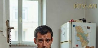 “Sestra mi je ostavila svoju petogodišnju ćerku na tri dana, a ja sam mislio da samo treba da pustim crtaće i podgrejem gotovo jelo. Ali prve večeri, kada sam pred nju stavio činiju domaće dinstane govedine, mala nije ni dotakla kašiku. Drhtala je u žutom svetlu moje kuhinje, dok je miris mesa, šargarepe i krompira polako dizao iz šerpe. U stepeništu se tajmer upravo ugasio tihim pucnjem. Onda me je pogledala i šapnula: „Čika… da li ja danas smem da jedem?“ Zovem se Tomas, a sestra Polin me je zamolila da čuvam njenu ćerku Leu, jer je odlazila na tri dana na službeni put. „Samo tri dana“, rekla mi je na odmorištu, sa malim koferom u jednoj ruci i telefonom u drugoj. „Znaš kako: lagana večera, bez slatkiša, i naročito, ne dozvoli joj da pravi scene.“ Lea je bila pripijena uz njenu nogu. Nije plakala. Upravo je to bilo najčudnije. Stiskala se uz nju kao dete koje ne želi da je odvoje, ne od besa, već od straha od onoga što dolazi. Polin se sagnula, brzo je poljubila u čelo, pa šapnula: „Budi dobra. Ne osramoti svoju majku.“ Zatim je otišla. Vrata su se zatvorila. Lea je ostala okrenuta ka praznom hodniku, sa svojim malim rančićem još na ramenima. „Hoćeš da gledaš crtać?“ upitao sam. Klimnula je glavom, ali pre nego što je selo na kauč, upitala je: „Da li ja smem da sednem ovde?“ To me je zabolilo u srcu.”