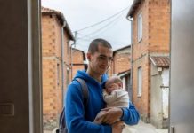 Moj muž je izbacio našeg osamnaestogodišnjeg sina iz kuće. Godinu dana kasnije, Ethan se pojavio na našim vratima noseći novorođenče — i prva stvar koju mi je rekao ledila mi je krv u žilama. Richard i ja smo bili u braku dvadeset tri godine. Svima izvan našeg doma, delovao je disciplinovano, pouzdano i ugledno. Ali iza zatvorenih vrata, Richard je verovao da saosećanje čini dečake slabim. Jutro nakon što je Ethan napunio osamnaest, Richard je ušao u kuhinju noseći sportsku torbu i spustio je pored stolice našeg sina. „Danas odlaziš.“ Ethan je i dalje sedeo za stolom u trenirci, na pola doručka. Zamalo sam ispustila kafu. „Richard, o čemu to pričaš?“