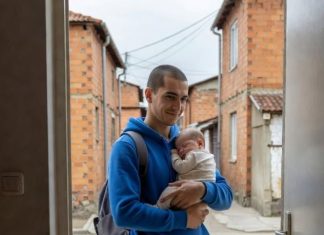 Moj muž je izbacio našeg osamnaestogodišnjeg sina iz kuće. Godinu dana kasnije, Ethan se pojavio na našim vratima noseći novorođenče — i prva stvar koju mi je rekao ledila mi je krv u žilama. Richard i ja smo bili u braku dvadeset tri godine. Svima izvan našeg doma, delovao je disciplinovano, pouzdano i ugledno. Ali iza zatvorenih vrata, Richard je verovao da saosećanje čini dečake slabim. Jutro nakon što je Ethan napunio osamnaest, Richard je ušao u kuhinju noseći sportsku torbu i spustio je pored stolice našeg sina. „Danas odlaziš.“ Ethan je i dalje sedeo za stolom u trenirci, na pola doručka. Zamalo sam ispustila kafu. „Richard, o čemu to pričaš?“