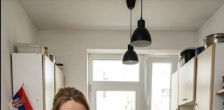 Mama je napisala: „Preskačemo rođendan vašeg sina — tesno nam je s novcem.” Rekao sam: „Naravno.” Nedelju dana kasnije otvorio sam Instagram: moja porodica u Parizu, usklađene kombinacije ispod Ajfelove kule, 147 fotografija, pa sam samo odgovorio: „Onda preskačem vašu otplatu hipoteke — srećno,” i četrdeset minuta mi je telefon eksplodirao od propuštenih poziva.