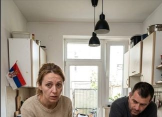 Mama je napisala: „Preskačemo rođendan vašeg sina — tesno nam je s novcem.” Rekao sam: „Naravno.” Nedelju dana kasnije otvorio sam Instagram: moja porodica u Parizu, usklađene kombinacije ispod Ajfelove kule, 147 fotografija, pa sam samo odgovorio: „Onda preskačem vašu otplatu hipoteke — srećno,” i četrdeset minuta mi je telefon eksplodirao od propuštenih poziva.