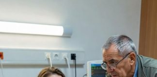 Nakon moje saobraćajne nesreće, mama je odbila da prihvati moju bebu staru šest nedelja, rekavši: „Tvoja sestra nikada nema ovakve hitne slučajeve.“ Otišla je na krstarenje Karibima. Iz bolničke postelje, angažovala sam negu i prekinula mesečnu podršku od 4.500 dolara koju sam plaćala devet godina — 486.000 dolara. Nekoliko sati kasnije, deda je ušao i rekao…