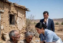 Milijonar je pratio svoju služavku da bi je uhvatio kako krade… i otkrio najpotresniju tajnu sopstvene prošlosti DEO 1 Arturo je bio čovek koji nije ostavljao labave krajeve, tip navikao da sve drži pod svojom apsolutnom kontrolom. Iz svog luksuznog poslovnog tornja u zoni Santa Fe, za njega je ceo život bio običan i hladan matematički proračun. Zato, kada mu je supruga, otmena dama koja nije tolerisala ni najmanju grešku, rekla da služavka krade hranu… Arturo nije besneo niti vikao, samo je osetio duboku i uznemiravajuću radoznalost. Lupita nikako nije bila tip žene koja pravi probleme u kući. Bila je ona vrsta gotovo nevidljivih ljudi koji dolaze u zoru, odrade svoj posao bez pogovora i odu u apsolutnoj tišini. Godinama je čistila njegovu ogromnu vilu u zoni Pedregal za platu koja joj je jedva omogućavala da preživi iz dana u dan. Ali Sofija, njegova supruga, bila je potpuno sigurna: “Ta mačka iznosi tupere sa dobrom hranom, Arturo, veruj mi.”