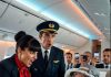Kabina leta 808 kompanije Apex Airlines svetlucala je pod mekim zlatnim osvetljenjem dok je presecala noćno nebo od Njujorka do Los Anđelesa — najelitnija ruta na nebu. Ovde je sve imalo svoju cenu: tišina, udobnost, čak i poštovanje. Prva klasa nije bila samo kabina. Bila je to deklaracija moći. I Serena Blake je to dobro znala. Sa dvadeset šest godina, nosila je samopouzdanje poput svoje savršeno skrojene uniforme — plava kosa besprekorno zakačena, nokti besprekorni, osmeh izoštren godinama služenja ultra-bogatima. Nije bila samo stjuardesa. Bila je kustoskinja privilegija, nema sutkinja koja je pripadala ovom vazdušnom kraljevstvu. Sipanje starog Dom Pérignona milijarderima i ignorisanje svih ispod njihovog statusa činilo ju je nedodirljivom. Do danas. Prolaz se utišao dok je jedna starija žena polako zakoračila u prvu klasu. Delovala je van mesta na svaki mogući način — izbledeli sivi kardigan, široka cvetna haljina koja je videla bolje decenije, izgazene ortopedske cipele i iznošena platnena torba stisnuta čvrsto u rukama. Razgovori su utihnuli. Pogledi su je pratili kao da je greška koja se provukla pored obezbeđenja.