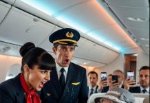 Kabina leta 808 kompanije Apex Airlines svetlucala je pod mekim zlatnim osvetljenjem dok je presecala noćno nebo od Njujorka do Los Anđelesa — najelitnija ruta na nebu. Ovde je sve imalo svoju cenu: tišina, udobnost, čak i poštovanje. Prva klasa nije bila samo kabina. Bila je to deklaracija moći. I Serena Blake je to dobro znala. Sa dvadeset šest godina, nosila je samopouzdanje poput svoje savršeno skrojene uniforme — plava kosa besprekorno zakačena, nokti besprekorni, osmeh izoštren godinama služenja ultra-bogatima. Nije bila samo stjuardesa. Bila je kustoskinja privilegija, nema sutkinja koja je pripadala ovom vazdušnom kraljevstvu. Sipanje starog Dom Pérignona milijarderima i ignorisanje svih ispod njihovog statusa činilo ju je nedodirljivom. Do danas. Prolaz se utišao dok je jedna starija žena polako zakoračila u prvu klasu. Delovala je van mesta na svaki mogući način — izbledeli sivi kardigan, široka cvetna haljina koja je videla bolje decenije, izgazene ortopedske cipele i iznošena platnena torba stisnuta čvrsto u rukama. Razgovori su utihnuli. Pogledi su je pratili kao da je greška koja se provukla pored obezbeđenja.