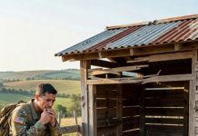 Posle dve godine u inostranstvu, vratio sam se kući očekujući zagrljaj svoje žene — ali zatekao sam svoje ostarele roditelje kako spavaju u kokošinjcu, izudarane, gladne i prestravljene. „Sine”, šapnula je moja majka, „rekla je da ova kuća sada pripada njoj.” Moja žena je izašla na trem, smešeći se. „Oni su beskorisni. Učinila sam ti uslugu.” Skinuo sam svoje vojničke pločice, zagledao se u sigurnosnu kameru iznad štale i rekao: „Ne, Claire… upravo si mi dala sve što mi treba.”