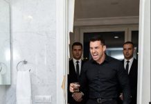 Moj muž mi je upravo slomio ruku u našem stanu, a dok sam se krila u kupatilu i krvarila, uputila sam jedan očajnički telefonski poziv najstrašnijem šefu mafije u New Yorku. Smejao se ispred vrata, uveren da niko nikada ne bi rizikovao svoj život zbog slomljene konobarice poput mene. Ono što nije znao bilo je da se čovek sa druge strane već javio—i da je već dolazio.