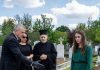 Moj otac je bacio štednu knjižicu moje bake u njen grob i nazvao je bezvrednom. Već sledećeg dana sam ušao u banku, a službenik je probleneo pre nego što je pozvao policiju. “Ta knjižica ne vredi ni prebijene pare. Neka istruli sa starom.” Moj otac je bacio malu plavu štednu knjižicu na otvoreni kovčeg bake Magi. Sletela je na njena prsa, među blato i uvele cvetove. Niko se nije pomerio. Ni moji stričevi. Ni moje rođake. Čak ni pastor koji je upravo završio poslednju molitvu na groblju Okfild.