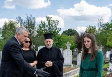 Moj otac je bacio štednu knjižicu moje bake u njen grob i nazvao je bezvrednom. Već sledećeg dana sam ušao u banku, a službenik je probleneo pre nego što je pozvao policiju. “Ta knjižica ne vredi ni prebijene pare. Neka istruli sa starom.” Moj otac je bacio malu plavu štednu knjižicu na otvoreni kovčeg bake Magi. Sletela je na njena prsa, među blato i uvele cvetove. Niko se nije pomerio. Ni moji stričevi. Ni moje rođake. Čak ni pastor koji je upravo završio poslednju molitvu na groblju Okfild.