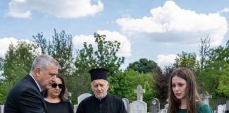 Moj otac je bacio štednu knjižicu moje bake u njen grob i nazvao je bezvrednom. Već sledećeg dana sam ušao u banku, a službenik je probleneo pre nego što je pozvao policiju. “Ta knjižica ne vredi ni prebijene pare. Neka istruli sa starom.” Moj otac je bacio malu plavu štednu knjižicu na otvoreni kovčeg bake Magi. Sletela je na njena prsa, među blato i uvele cvetove. Niko se nije pomerio. Ni moji stričevi. Ni moje rođake. Čak ni pastor koji je upravo završio poslednju molitvu na groblju Okfild.