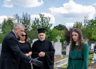 Moj otac je bacio štednu knjižicu moje bake u njen grob i nazvao je bezvrednom. Već sledećeg dana sam ušao u banku, a službenik je probleneo pre nego što je pozvao policiju. “Ta knjižica ne vredi ni prebijene pare. Neka istruli sa starom.” Moj otac je bacio malu plavu štednu knjižicu na otvoreni kovčeg bake Magi. Sletela je na njena prsa, među blato i uvele cvetove. Niko se nije pomerio. Ni moji stričevi. Ni moje rođake. Čak ni pastor koji je upravo završio poslednju molitvu na groblju Okfild.