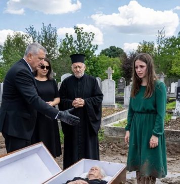 Moj otac je bacio štednu knjižicu moje bake u njen grob i nazvao je bezvrednom. Već sledećeg dana sam ušao u banku, a službenik je probleneo pre nego što je pozvao policiju. “Ta knjižica ne vredi ni prebijene pare. Neka istruli sa starom.” Moj otac je bacio malu plavu štednu knjižicu na otvoreni kovčeg bake Magi. Sletela je na njena prsa, među blato i uvele cvetove. Niko se nije pomerio. Ni moji stričevi. Ni moje rođake. Čak ni pastor koji je upravo završio poslednju molitvu na groblju Okfild.