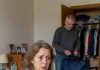 U 62. godini, delim svog supruga, sa kojim sam provela četrdeset godina, sa drugom ženom jer sam, bez njegovog osiguranja, mislila da ne mogu da preživim. “Vratiću se u nedelju uveče”, rekao je David, zakopčavajući rajsferšlus na svojoj vikend torbi tačno nasred naše spavaće sobe kao da se pakuje za bezazleni ribolovni izlet. Nije me čak ni pogledao kada je uzeo ključeve od automobila. Išao je njenoj kući, baš kao što to čini svakog četvrtka.