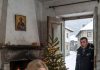Moj milijarder bivši muž upao je u moju kuću na Badnje veče ubeđen da će me naći u naručju drugog muškarca. Umesto toga, zatekao je pelene pored moje sofe, sićušne čarapice kako se suše pored radijatora i novorođenče koje spava na mojim grudima. Pet meseci posle našeg razvoda, Deklan Rouen je konačno saznao istinu koju sam krila od njega, i u trenutku kada sam šapnula: „Upoznaj svog sina”, bes je nestao sa njegovog lica.