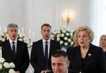 Vratio sam se kući iz vojne službe, nadajući se da ću videti osmeh svoje žene. Umesto toga, zatekao sam kovčeg na sred dnevne sobe. „Umrla je na porođaju…“ rekla je moja majka hladnim glasom od kojeg su mi prošli žmarci niz kičmu. Prišao sam, drhteći, da je poslednji put vidim… i tada sam shvatio. Ruka moje žene, ukočena, još je nešto stezala. A moja majka je prebledela kada sam pokušao da joj razdvojim prste.