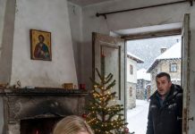 Moj milijarder bivši muž upao je u moju kuću na Badnje veče ubeđen da će me naći u naručju drugog muškarca. Umesto toga, zatekao je pelene pored moje sofe, sićušne čarapice kako se suše pored radijatora i novorođenče koje spava na mojim grudima. Pet meseci posle našeg razvoda, Deklan Rouen je konačno saznao istinu koju sam krila od njega, i u trenutku kada sam šapnula: „Upoznaj svog sina”, bes je nestao sa njegovog lica.