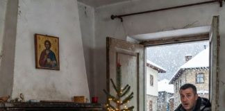 Moj milijarder bivši muž upao je u moju kuću na Badnje veče ubeđen da će me naći u naručju drugog muškarca. Umesto toga, zatekao je pelene pored moje sofe, sićušne čarapice kako se suše pored radijatora i novorođenče koje spava na mojim grudima. Pet meseci posle našeg razvoda, Deklan Rouen je konačno saznao istinu koju sam krila od njega, i u trenutku kada sam šapnula: „Upoznaj svog sina”, bes je nestao sa njegovog lica.