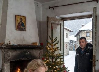 Moj milijarder bivši muž upao je u moju kuću na Badnje veče ubeđen da će me naći u naručju drugog muškarca. Umesto toga, zatekao je pelene pored moje sofe, sićušne čarapice kako se suše pored radijatora i novorođenče koje spava na mojim grudima. Pet meseci posle našeg razvoda, Deklan Rouen je konačno saznao istinu koju sam krila od njega, i u trenutku kada sam šapnula: „Upoznaj svog sina”, bes je nestao sa njegovog lica.