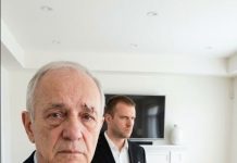 MOJ SIN ME U.D.A.R.I.O 30 PUTA PRED SVOJOM ŽENOM… PA SLEDEĆEG JUTRA, DOK JE SEDEO U KANCELARIJI, PRODAO SAM KUĆU ZA KOJU JE MISLIO DA PRIPADA NJEMU Izbrojao sam svaki pojedinačni š.a.m.a.r. Jedan. Dva. Tri. Dok je ruka mog sina sletela na moje lice trideseti put, usna mi je bila rascepljena, usta ispunjena ukusom kr00vi i metala, i svako poricanje koje sam još kao otac držao u sebi nestalo je. Mislio je da mi pokazuje gde mi je mesto. Njegova žena, Amber, sedela je u blizini, gledajući onim tihim, okrutnim osmehom koji ljudi nose kada uživaju u tome da je neko drugi poni/žen.