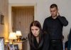 Moj osmogodišnji sestrić nije se odvajao od kovčega svoje majke tokom celog bdenja, ponavljajući iznova i iznova: „Nemojte ga još zatvarati… rekla mi je da čekam zvuk.“ Svi su mislili da je dečak samo u šoku… sve dok, baš oko ponoći, nešto nije počelo da vibrira unutar haljine koju su obukli mojoj sestri.