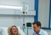 Nakon užasne saobraćajne nesreće, odmah su me prevezli u bolnicu. Moj muž je besno upao u moju sobu. „Dosta mi je ove predstave!” vikao je. „Ustani iz tog kreveta. Neću više potrošiti ni dinar na tebe!” Zgrabio me je za ruku i pokušao da me odvuče sa dušeka. Kada sam se borila da ostanem gde jesam, obema pesnicama me je udario u stomak. Ono što se kasnije dogodilo promenilo je sve. Soba je mirisala na antiseptik, staru kafu i čiste zavoje. Pored mog kreveta, monitor otkucaja srca održavao je spor ritam koji je postao jedino što me je držalo na okupu. Bip. Udahni. Bip.