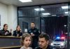 Sedmogodišnja devojčica sama je ušla u policijsku stanicu u 21:46, bosa i stiskajući papirnu kesu kao da joj život zavisi od toga — a onda je podigla pogled i šapnula: „Molim vas… dovela sam ga ovamo“… I policajac je polako ustao dok je cela prostorija utihnula Ulazna vrata Policijske stanice Cedar Ridge kliznula su se i otvorila u 21:46 uz tihi električni zvučni signal, i na pola sekunde, niko za pultom nije dovoljno brzo podigao pogled.