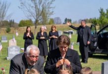 Na sahrani moje ćerke, moj zet je pokazao na svoje tri devojčice i rekao, „Biće smeštene u hraniteljstvo. Zaslužujem novi početak sa svojom verenicom.“ Više od dvesta ožalošćenih stajalo je u zapanjenoj tišini.
