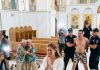 Stajala sam nad dva kovčega dok su moji roditelji leškareli na plaži sa mojim bratom, nazivajući sahranu mog muža i moje ćerke „previše trivijalnom da bi joj prisustvovali”. A onda su se, samo nekoliko dana kasnije, pojavili na mojim vratima zahtevajući 40.000 dolara. Moja majka je prasnula: „Posle svega što smo učinili za tebe, duguješ nam.” Pogledala sam ih pravo u oči, otvorila fasciklu u rukama i posmatrala kako im lica gube boju. Nisu imali pojma šta sam otkrila.