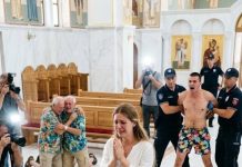 Stajala sam nad dva kovčega dok su moji roditelji leškareli na plaži sa mojim bratom, nazivajući sahranu mog muža i moje ćerke „previše trivijalnom da bi joj prisustvovali”. A onda su se, samo nekoliko dana kasnije, pojavili na mojim vratima zahtevajući 40.000 dolara. Moja majka je prasnula: „Posle svega što smo učinili za tebe, duguješ nam.” Pogledala sam ih pravo u oči, otvorila fasciklu u rukama i posmatrala kako im lica gube boju. Nisu imali pojma šta sam otkrila.