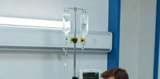 Nakon užasne saobraćajne nesreće, odmah su me prevezli u bolnicu. Moj muž je besno upao u moju sobu. „Dosta mi je ove predstave!” vikao je. „Ustani iz tog kreveta. Neću više potrošiti ni dinar na tebe!” Zgrabio me je za ruku i pokušao da me odvuče sa dušeka. Kada sam se borila da ostanem gde jesam, obema pesnicama me je udario u stomak. Ono što se kasnije dogodilo promenilo je sve. Soba je mirisala na antiseptik, staru kafu i čiste zavoje. Pored mog kreveta, monitor otkucaja srca održavao je spor ritam koji je postao jedino što me je držalo na okupu. Bip. Udahni. Bip.