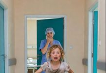 „Moja mama spava već tri dana.” Devojčica od 7 godina gurala je tačke kilometrima da bi spasila svoje novorođene blizance, a ono što se zatim dogodilo ostavilo je celu bolnicu bez reči…