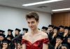 Na maturskoj večeri, moj sin je ušao u auditorijum noseći pufnastu crvenu haljinu. Sala je eksplodirala od smeha, ali ono što je rekao potom ućutkalo je sve. Imam 34 godine, samohrana mama, i odgajila sam svog sina, Liam, potpuno sama.
