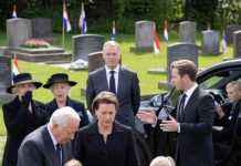 Na sahrani moje ćerke, moj zet je pokazao na svoje tri devojčice i rekao: „One će biti smeštene u hraniteljsku porodicu. Ja zaslužujem novi početak sa svojom verenicom.“ Više od dve stotine ožalošćenih stajalo je u zapanjenoj tišini. Ono što nije znao jeste da su devojčice već sakrile sveščicu svoje majke, nekoliko tajnih snimaka i jednu poslednju kovertu koja će zaustaviti njegovo venčanje pre nego što uopšte stigne do oltara. ## PRVI DEO — OLUJA POČINJE „Ako niko ne želi da preuzme odgovornost za ove devojčice, pozvaću Centar za socijalni rad u ponedeljak“, objavio je moj zet. „Neću žrtvovati ostatak svog života da bih podizao decu čija je majka mrtva.“ To su bile reči koje je Artur izabrao da izgovori pored groba moje ćerke.