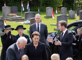 Na sahrani moje ćerke, moj zet je pokazao na svoje tri devojčice i rekao: „One će biti smeštene u hraniteljsku porodicu. Ja zaslužujem novi početak sa svojom verenicom.“ Više od dve stotine ožalošćenih stajalo je u zapanjenoj tišini. Ono što nije znao jeste da su devojčice već sakrile sveščicu svoje majke, nekoliko tajnih snimaka i jednu poslednju kovertu koja će zaustaviti njegovo venčanje pre nego što uopšte stigne do oltara. ## PRVI DEO — OLUJA POČINJE „Ako niko ne želi da preuzme odgovornost za ove devojčice, pozvaću Centar za socijalni rad u ponedeljak“, objavio je moj zet. „Neću žrtvovati ostatak svog života da bih podizao decu čija je majka mrtva.“ To su bile reči koje je Artur izabrao da izgovori pored groba moje ćerke.