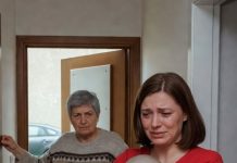 Moja svekrva je moju osmogodišnju ćerku obrijala do glave i blokirala vrata kad sam pokušala da izađem. “Kosa ponovo izraste,” rekla je, a moj muž je to nazvao disciplinom. Odvela sam Medou pravo kod lekara, a zatim podnela zahtev za starateljstvo. Kada sam tog utorka popodne pokupila Medou, očekivala sam lepljivo lice, previše slatkiša i još jedno predavanje od Džudit o tome kako deci treba više strukture. Umesto toga, zatekla sam svoju ćerku kako sedi na podu sobe za goste sa kolenima čvrsto priljubljenim uz grudi.