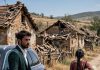 MILIONER JE VIDEO SVOJU PRVU LJUBAV KAKO NOSI DUŠEK POD SUNCEM… ALI KADA JE OTKRIO KO ŽIVI SA NJOM, SHVATIO JE ISTINU KOJU SU OD NJEGA KRILI 1. DEO Stari dušek se savijao na leđima Mariane Salgado, ali je ona nastavila da hoda prašnjavom stazom kao da je zaustavljanje luksuz koji više nije mogla sebi da priušti. Tog majskog podneva, vrućina na periferiji Lagosa de Morena približavala se 39°. Pored nje, devojčica od 3 godine nosila je 2 kese sa namirnicama i vukla je sandale po zemlji. — Skoro smo stigle, ljubavi moja — promrmljala je Mariana, iako je ostalo još više od 2 km. U tom trenutku, crni kamionet zakočio je nekoliko metara ispred.