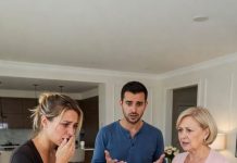 Tri sata nakon što sam se porodila bez svog muža pored sebe, moja majka mi je poslala poruku: „Deca tvoje sestre očekuju nove telefone za svoj rođendan. Pošalji 2.000 dolara.“ Kada nisam odgovorila, iskoristila je bankovnu karticu za hitne slučajeve koju sam joj poverila nakon što je moj otac umro.