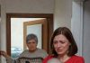 Moja svekrva je moju osmogodišnju ćerku obrijala do glave i blokirala vrata kad sam pokušala da izađem. “Kosa ponovo izraste,” rekla je, a moj muž je to nazvao disciplinom. Odvela sam Medou pravo kod lekara, a zatim podnela zahtev za starateljstvo. Kada sam tog utorka popodne pokupila Medou, očekivala sam lepljivo lice, previše slatkiša i još jedno predavanje od Džudit o tome kako deci treba više strukture. Umesto toga, zatekla sam svoju ćerku kako sedi na podu sobe za goste sa kolenima čvrsto priljubljenim uz grudi.