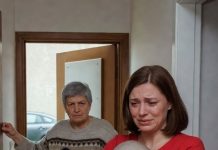 Moja svekrva je moju osmogodišnju ćerku obrijala do glave i blokirala vrata kad sam pokušala da izađem. “Kosa ponovo izraste,” rekla je, a moj muž je to nazvao disciplinom. Odvela sam Medou pravo kod lekara, a zatim podnela zahtev za starateljstvo. Kada sam tog utorka popodne pokupila Medou, očekivala sam lepljivo lice, previše slatkiša i još jedno predavanje od Džudit o tome kako deci treba više strukture. Umesto toga, zatekla sam svoju ćerku kako sedi na podu sobe za goste sa kolenima čvrsto priljubljenim uz grudi.